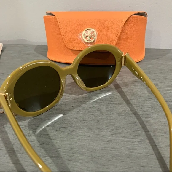 Chic Tory Burch Green Sunglasses with Orange Case - Picture 7 of 11